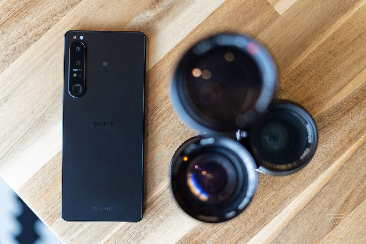 Sony Xperia 1 IV smartphone features 'zoom lens